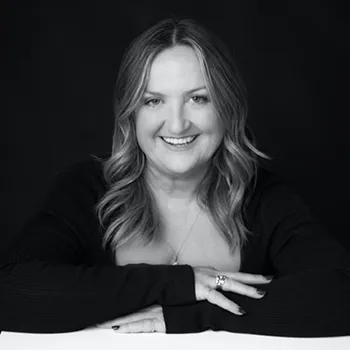Julie Mooney - Presentation Media UAE